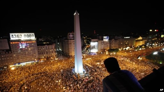 Ratusan ribu warga Argentina melancarkan aksi protes anti-kebijakan pemerintahan Presiden Cristina Fernandez di Buenos Aires (8/11).