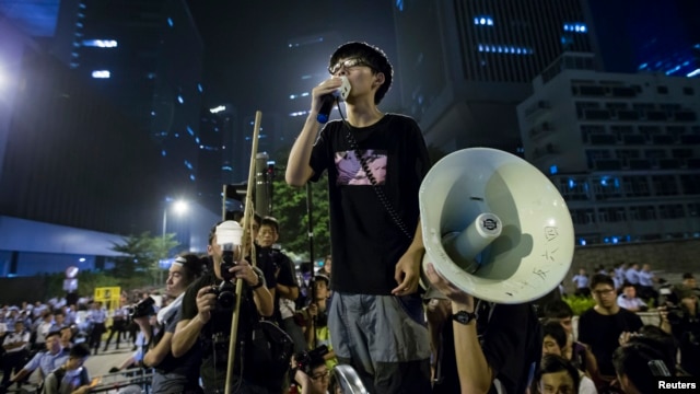 Joshua Wong, lãnh đạo phong trào sinh viên phát biểu bên ngoài văn phòng của Trưởng quan Hành chánh Hong Kong Lương Chấn Anh.