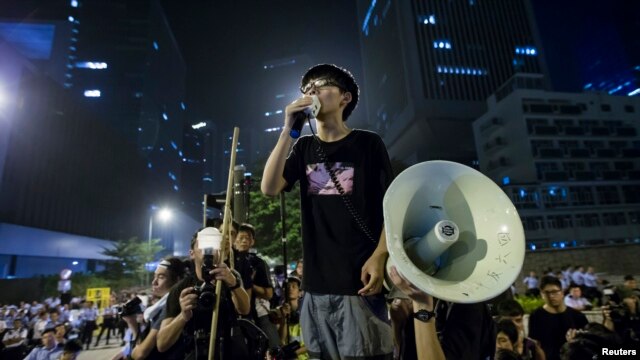 Joshua Wong, lãnh đạo phong trào sinh viên phát biểu bên ngoài văn phòng của Trưởng quan Hành chánh Hong Kong Lương Chấn Anh.