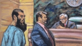 Abid Naseer (à g.) accompagné de son avocat Steven Brounstein (centre), devant le juge Raymond Dearie lundi à New York