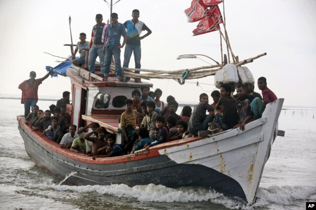 Người Hồi giáo Rohingya được tàu của ngư dân Aceh cứu sống và chở vào bờ.