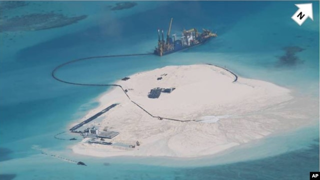 Trung Quốc vẫn tiếp tục tiến hành các hoạt động lấp biển lấy đất tại những đảo nhỏ mà Bắc Kinh chiếm đóng ở quần đảo Trường Sa, nơi Bắc Kinh có tranh chấp chủ quyền với Việt Nam, Philippines, Malaysia, Brunei và Đài Loan.