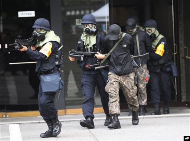 Sĩ quan cảnh sát Hàn Quốc trong một cuộc tập dượt bắt nghi can khủng bố.
