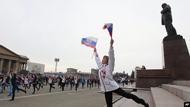 People take part in a mass exercise session in the central square of Russia's southern city of Stavropol, April 6, 2012, to celebrate World Health Day.