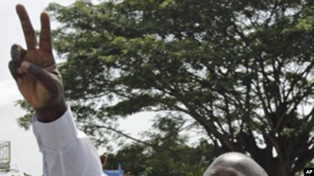 Ivory Cost President Laurent Gbagbo, shows a peace sign at a rally in Abidjan, 26 Nov 2010