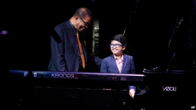 Pemain piano cilik asal Indonesia, Joey Alexander, bersama pemain jazz kawakan AS, Herbie Hancock dalam acara di Apollo Theater, New York, 20 Oktober 2014.