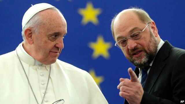 El papa Francisco junto al presidente del Parlamento Europeo, Martin Schulz. El pontífice dijo que "ha llegado el momento de abandonar la idea de una Europa atemorizada".
