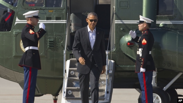 Tổng thống Obama đi từ Marine One đến Air Force Once tại sân bay quốc tế Los Angeles, lên đường đến Rancho Mirage ở Sunnylands.
