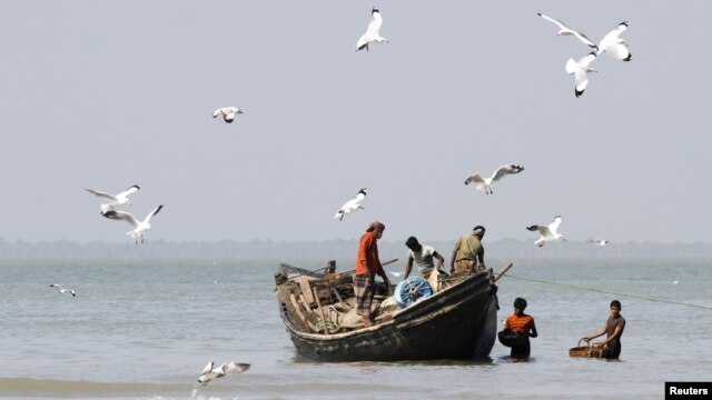 Fishermen catch fish at the shores of Bay of Bengal at Dublar Char in the Sundarbans, Bangladesh, November 10, 2011. 