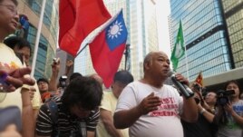 Tsang Kin-shing addresses the crowd after having set alight the Japanese flag during a protest rally in Hong Kong, September 16, 2012. (VOA - I. Broadhead)