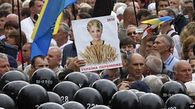 Ukrainian riot police officers block opposition activists as they rallied to mark the 20th anniversary of Ukraine's independence from the Soviet Union and protest the arrest of former prime minister Yulia Tymoshenko in Kiev, Ukraine, August 24, 2011