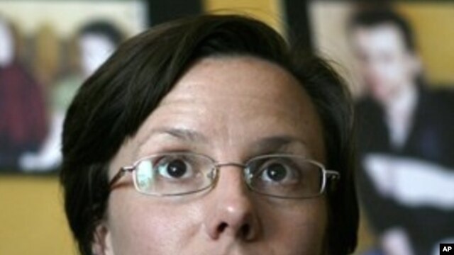 Sarah Shourd speaks to the media, in Oakland, California  (File Photo)