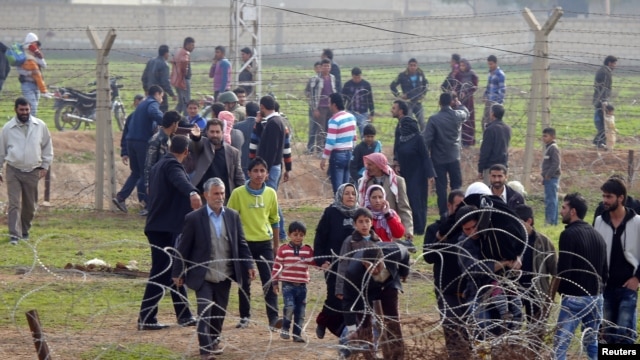 Người Syria vượt biên giới từ thị trấn Ras al-Ain sang Thổ Nhĩ Kỳ sau một cuộc không kích của các lực lượng chính phủ Syria, ngày 3/12/2012.