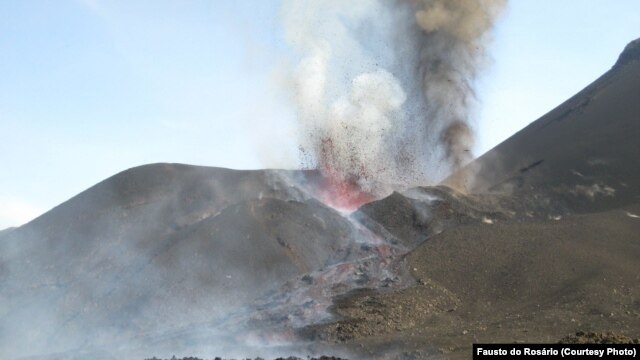 Vulcão do Fogo em erupção a 27 de Novembro. O vulcão entrou em actividade a 23, engolindo o Parque Natural do Fogo. Cabo Verde, 2014