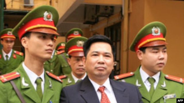 Bản thông báo của Đài Truyền hình Kỹ thuật số VTC gửi các cấp dưới vào ngày 30 tháng 3, trong đó có nội dung số 11 'Sắp tới sẽ xét xử vụ Cù Huy Hà Vũ, đề nghị khi nhắc về con người này thì không đưa danh vị tiến sĩ và chức danh luật sư'