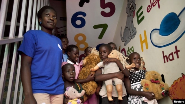 Niños huérfanos por causa del Sida, otra comunidad vulnerable en Africa por efectos de la epidemia. 