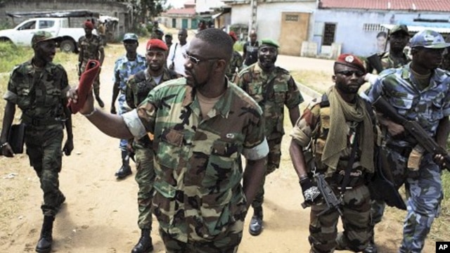 Ibrahim Coulibaly (C), head of the 'Invisible Commandos', walks with his troops through the Abobo neighbourhood of Ivory Coast's main city Abidjan, April 19, 2011