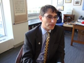 ÇÁ·©Å© ÀÚ´©Áö ¸Ç½ºÇʵåÀç´Ü ´ëÇ¥°¡ VOA¿Í ÀÎÅͺäÇϰí ÀÖ´Ù.