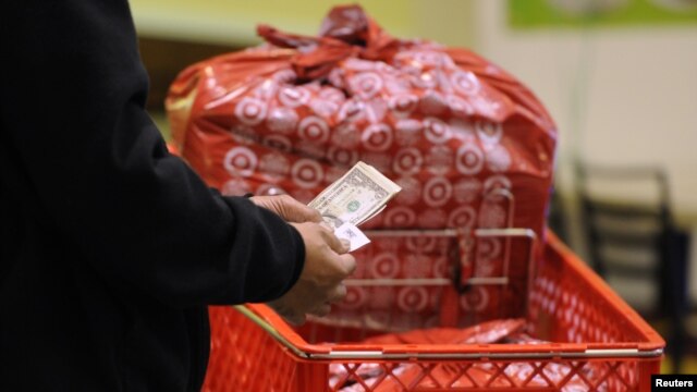 247 millones de compradores gastaron un promedio de $423 dólares durante los cuatro días del fin de semana.