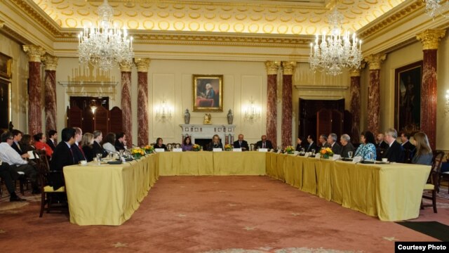 Participants of the 'Open Book' project launch chaired by outgoing US Secretary of State Hillary Clinton at the State Department in Washington, DC, January 28, 2013 (Courtesy - Arab League Office).