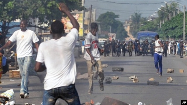 Several dozens of Ivorian opposition youth clash with police during a demonstration in Abidjan against the dissolution of Ivorian cabinet and electoral commission, 17 Feb 2010