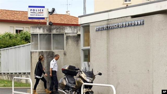 A policeman enters the Police station of Bayonne, French Pyrenees, where Juan Carlos Iriarte, a Spaniard linked to the ETA, is held after he was arrested in the southwestern French border town of Hendaye, 01 June 2010
