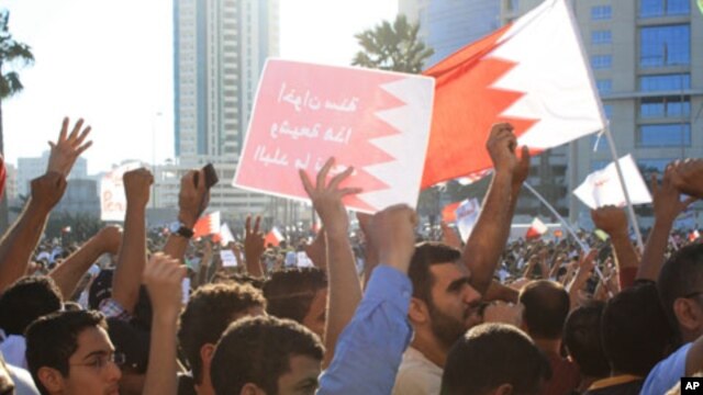 Demonstrators at the Pearl Roundabout in Manama, 19 February 2011