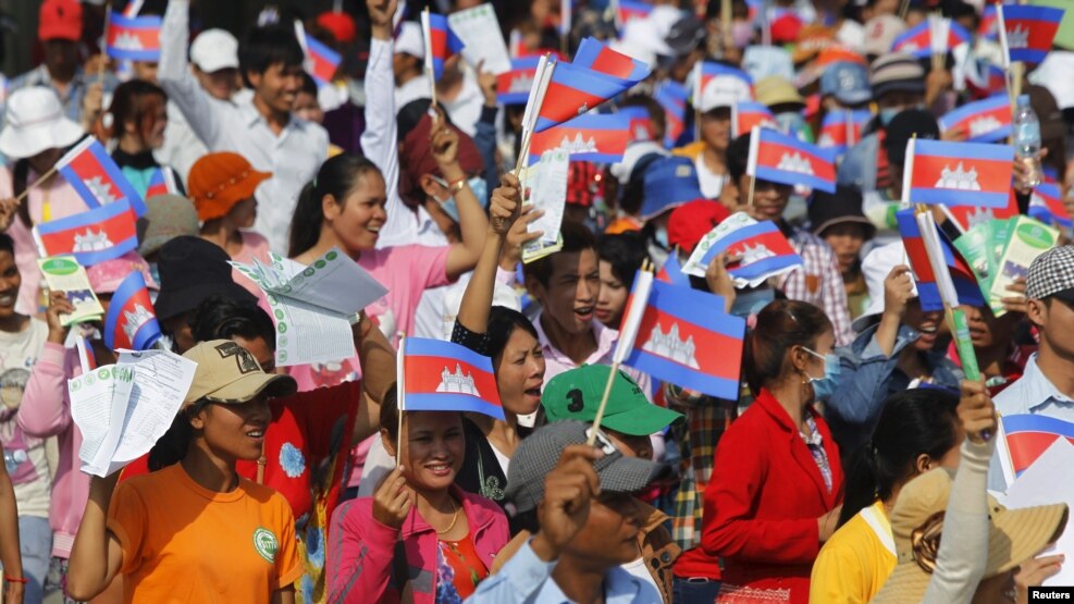  រូបឯកសារ៖ កម្មករ​រោងចក្រកម្ពុជា​ស្រែកហូ និង​ក្រវីទង់ជាតិ​ខ្មែរ នៅ​ពេល​ដែល​ពួក​គេ​ចូលរួម​ក្នុង​បាតុកម្ម​មួយ ដើម្បី​អំពាវនាវឲ្យ​រដ្ឋាភិបាល​តម្លើង​ប្រាក់​បៀរវត្សរ៍​ក្នុង​ក្បួន​ដង្ហែរ​ថ្ងៃទិវាពលកម្ម​អន្តរជាតិ​នៅ​ទីក្រុងភ្នំពេញ ថ្ងៃទី១ ខែ​ឧសភា ឆ្នាំ២០១៥។