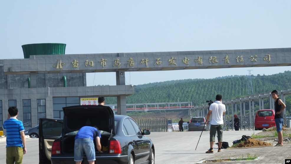 湖北省当阳市发生致命爆炸后，记者聚集在马店矸石发电有限责任公司的电厂外。