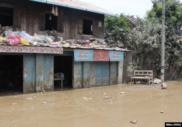 A building sits damaged from flooding in Magway, near Mandalay, Myanmar, Aug. 5, 2015. (Sithu/VOA)