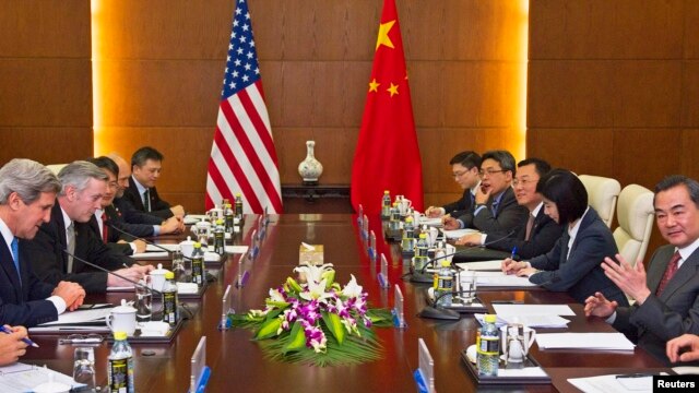 Ngoại trưởng Mỹ John Kerry (trái) trong 1 cuộc họp tại Bộ Ngoại giao Trung Quốc ở Bắc Kinh, 13/4/2013