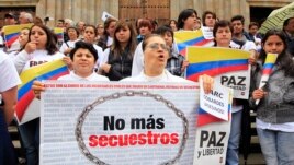 Los colombianos exigen respuestas a las guerrillas sobre la situación de sus familiares y amigos secuestrados.