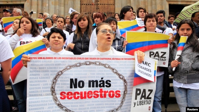 Los colombianos exigen respuestas a las guerrillas sobre la situación de sus familiares y amigos secuestrados.