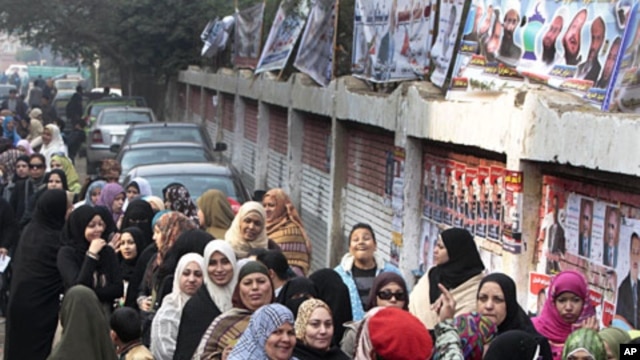 Egyptians crowd outside a polling station in Giza, Egypt, December 14, 2011.