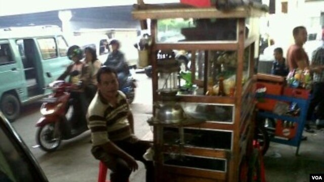 Terkait beredarnya isu bakso daging oplosan, saat ini Kepolisian bekerjasama dengan Badan Pengawas Obat dan Makanan atau BPOM aktif melakukan inspeksi mendadak terhadap para pedagang bakso dan penggiling daging.