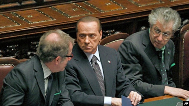 Italian PM Silvio Berlusconi (C) speaks with Justice Minister Roberto Maroni (R) and League North Party leader Umberto Bossi during a finance vote at the parliament in Rome, November 8, 2011