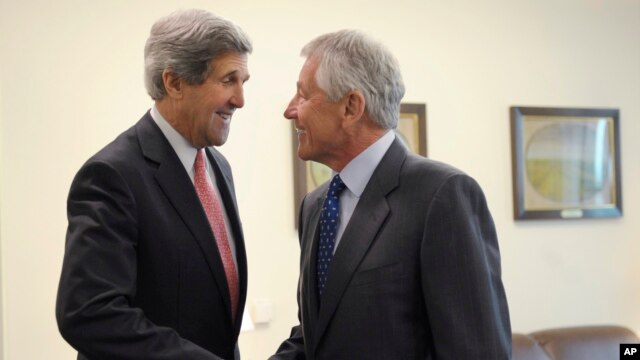 Ngoại trưởng Hoa Kỳ John Kerry (left) và Bộ trưởng Quốc phòng Hoa Kỳ Chuck Hagel trong một cuộc họp tại Bộ Quốc phòng ở Washington