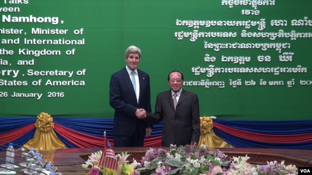 FILE - U.S. Secretary of State John Kerry addresses Cambodian Foreign Minister and Deputy Prime Minister Hor Namhong at the outset of a bilateral meeting at the Ministry of Foreign Affairs in Phnom Penh, Cambodia, Jan. 26, 2016. (Neou Vannarin/VOA Khmer)