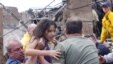 Seorang anak berhasil diselamatkan di antara reruntuhan bangunan di Moore, Oklahoma, Senin (20/5). 