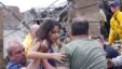 Seorang anak ditarik dari reruntuhan Sekolah Dasar Plaza Towers di Moore, Oklahoma (20/5) menyusul tornado yang menghantam negara bagian itu. (AP/Sue Ogrocki)