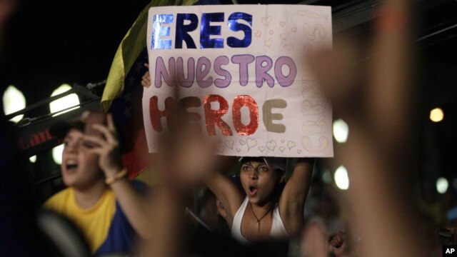 Seguidores de Henrique Capriles glorifican con sus cárteles al candidato opositor.