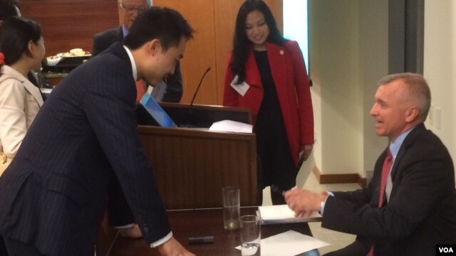 薄瓜瓜请《中国的挑战》作者柯庆生签名 (美国之音方冰)