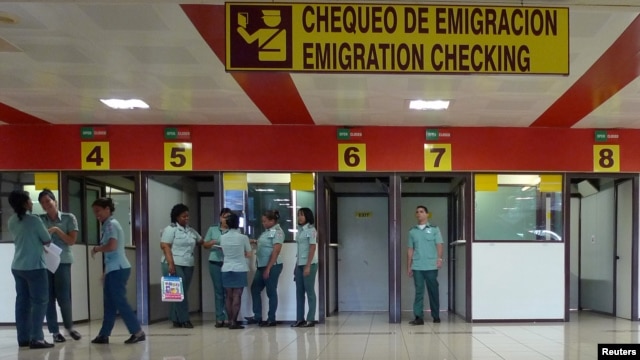 Durante décadas a los cubanos se les prohibió poseer un pasaporte y salir y entrar a la isla sin un permiso especial.