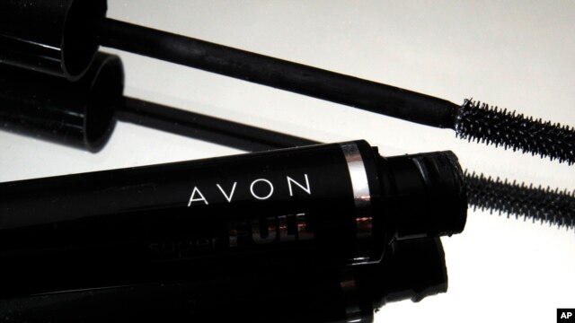 图为2010年7月28日在麻萨诸塞州北安多弗展出的一款雅芳眼睫毛膏。2014年12月,美国证监会和美国司法部裁定雅芳在中国违反《反海外腐败行为法》,将向雅芳收取超过1.3亿美元的罚款。