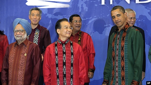 President Barack Obama with China's Premier Wen Jiabao, center, at the East Asia Summit Gala dinner in Nusa Dua, Bali, Indonesia, Nov. 18, 2011.