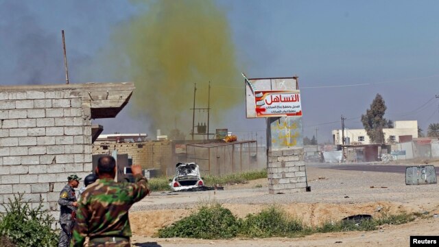 Một đám khói nhuốm màu clo bay lên từ quả bom được kích nổ bởi quân đội Iraq và các chiến binh Shiite, tại thị trấn al-Alam, tỉnh Salahuddin, ngày 10/3/2015.