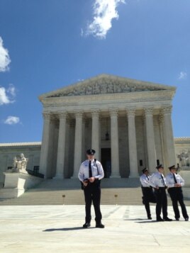 Tu chính án 14: Tất cả những người sinh ra hoặc nhập tịch ở Hoa Kỳ, và do đó nằm dưới sự quản hạt của Hoa Kỳ, là công dân của Hoa Kỳ và của tiểu bang mà họ cư trú.