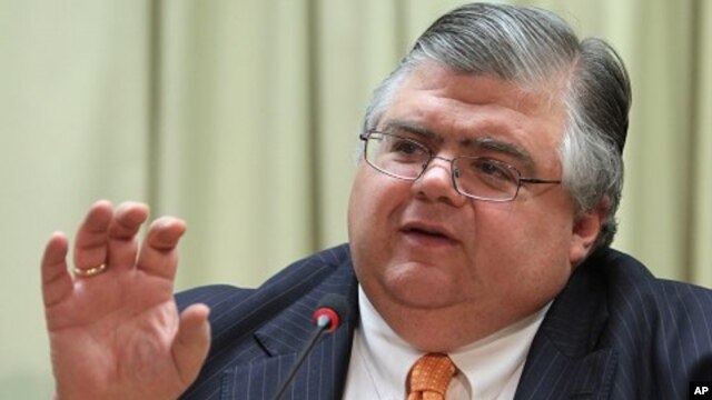 Agustin Carstens, president of Mexico's Central Bank, right, speaks during a press conference in Brasilia, Wednesday, June 1, 2011