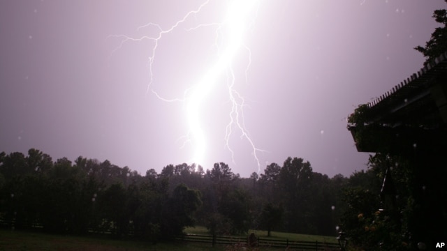 Fuertes tormentas se registraron en los alrededores de Dallas, Texas, las cuales dejaron más de 20 heridos.