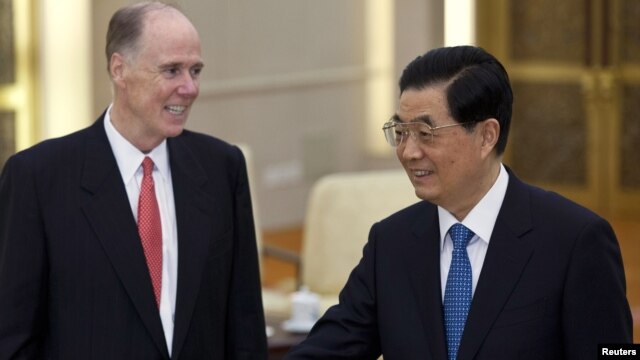 U.S. National Security Advisor Tom Donilon (L) and China's President Hu Jintao during their meeting at the Great Hall of the People in Beijing, July 24, 2012. 
